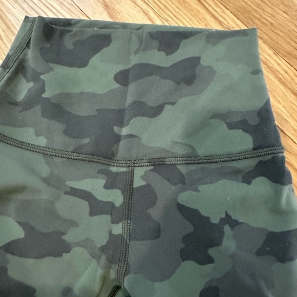 Lululemon cropped leggings. Size 0 - Picture 3 of 3